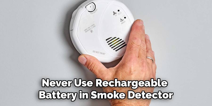 Never Use Rechargeable 
Battery in Smoke Detector