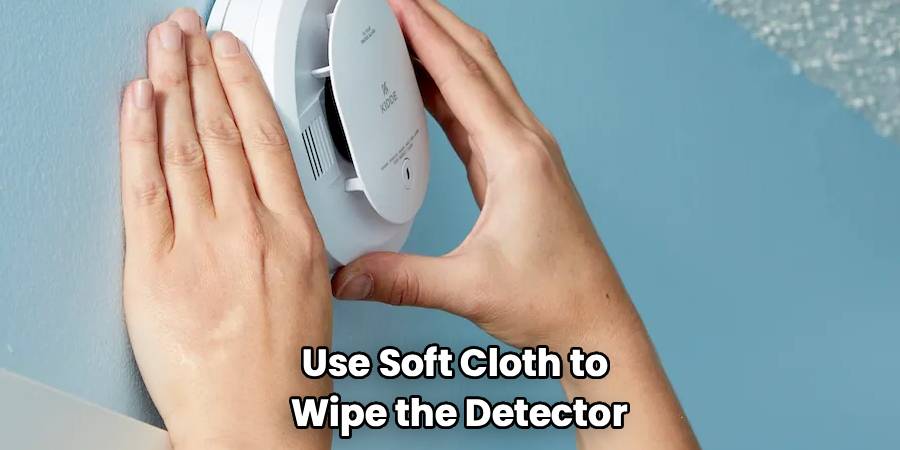 Use Soft Cloth to
Wipe the Detector