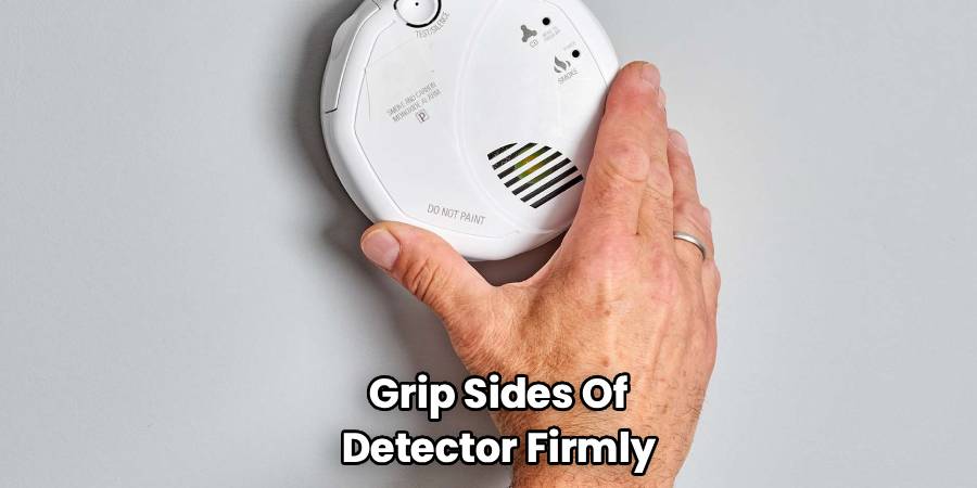  Grip Sides Of 
Detector Firmly